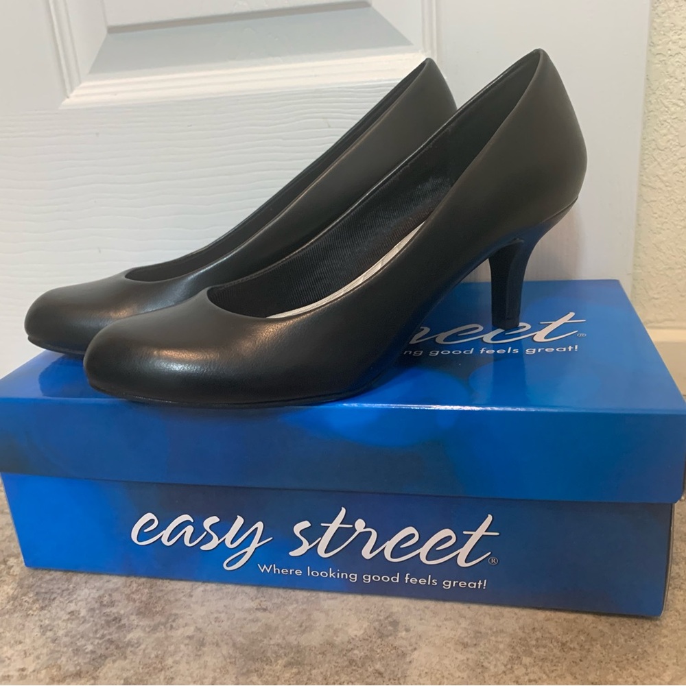 WIDE WIDTH Easy Street Passion Classic Black Pumps 8W